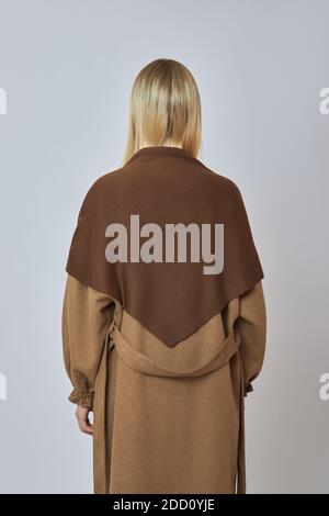 Parfaite femme blonde avec un foulard autour de son cou et de la tête. Vêtements pour l'automne froid et l'hiver Banque D'Images