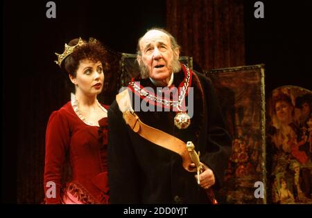 Sarah Brightman (Rose Trelawny), Michael Hoorgn (Sir William Gower) à TRELAWNY DES PUITS par Arthur Wing Pinero au Comedy Theatre, Londres SW1 07/12/1992 musique: Donald Fraser design: Paul Edwards éclairage: Jenny Cane chorégraphie: Geraldine Stephenson réalisateur: Toby Robertson Banque D'Images