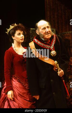 Sarah Brightman (Rose Trelawny), Michael Hoorgn (Sir William Gower) à TRELAWNY DES PUITS par Arthur Wing Pinero au Comedy Theatre, Londres SW1 07/12/1992 musique: Donald Fraser design: Paul Edwards éclairage: Jenny Cane chorégraphie: Geraldine Stephenson réalisateur: Toby Robertson Banque D'Images