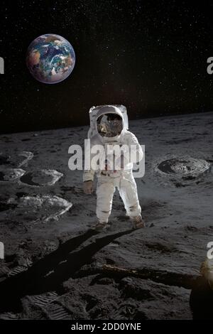 Astronaute sur la surface de la lune avec la planète Terre derrière. Éléments de cette image fournis par la NASA. Banque D'Images