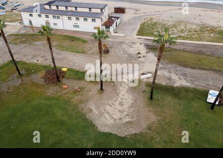 Corigliano Rossano, Italie. 23 novembre 2020. Corigliano-Rossano, les dommages causés par le mauvais temps de ces derniers jours sur le front de mer de Corigliano-Rossano, le long de la ceinture Ionienne de la Calabre, après l'assèchement des inondations. Crédit : Agence photo indépendante/Alamy Live News Banque D'Images