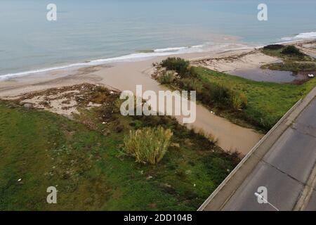 Corigliano Rossano, Italie. 23 novembre 2020. Corigliano-Rossano, les dommages causés par le mauvais temps de ces derniers jours sur le front de mer de Corigliano-Rossano, le long de la ceinture Ionienne de la Calabre, après l'assèchement des inondations. Crédit : Agence photo indépendante/Alamy Live News Banque D'Images