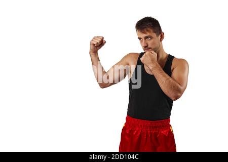 beau homme musclé fort montrant des poings isolés sur fond blanc. Banque D'Images