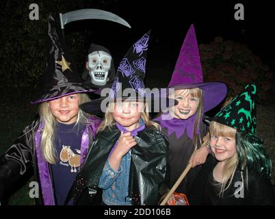 Enfants à Hallowe'en. Quatre filles et un garçon âgés de huit à dix ans. Trick ou traiter. Angleterre. Modèle libéré Banque D'Images