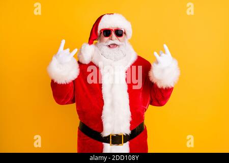Portrait de son il sympa comique gai gai cheery blanc-cheveux Santa St Nicholas montrant le double panneau de corne ayant l'amusement isolé brillance éclatante Banque D'Images