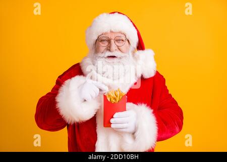 Gros plan portrait de son beau gai gai tricherie drôle cheveux blancs Santa appréciant manger fastfood menu repas pomme de terre délicieux déjeuner en-cas isolé Banque D'Images