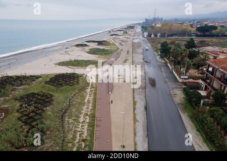 Corigliano Rossano, Italie. 23 novembre 2020. Corigliano-Rossano, les dommages causés par le mauvais temps de ces derniers jours sur le front de mer de Corigliano-Rossano, le long de la ceinture Ionienne de la Calabre, après l'assèchement des inondations. Crédit : Agence photo indépendante/Alamy Live News Banque D'Images