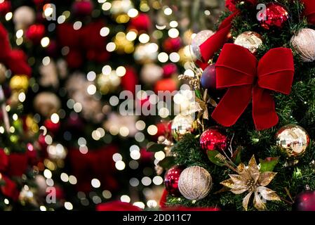 Sapin de Noël décoré avec des lumières floues arrière-plan Banque D'Images