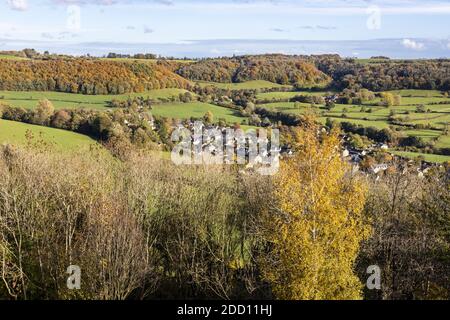 Le village d'Uley niché sous l'escarpement des Cotswold, vu de Uley Bury, un fort de l'âge de fer, Gloucestershire Royaume-Uni Banque D'Images