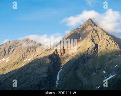 Vue depuis la cabane de montagne Nurnberger Hutte dans la vallée avec des pics de montagne pointus au sentier de randonnée de Stubai, Stubai Hohenweg, paysage alpin rocheux d'été de Banque D'Images