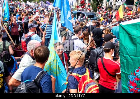 Berlin, Allemagne, 29 août 2020: Manifestation de déni Corona, une foule énorme de personnes avec des affiches et des drapeaux à la manifestation contre la restrictio Banque D'Images