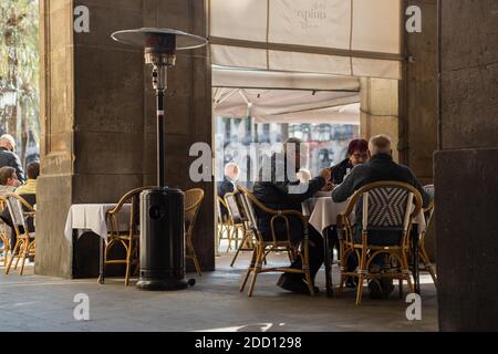 Barcelone, Espagne. 23 novembre 2020. Les personnes dînant à l'extérieur d'un restaurant à Barcelone.Catalonia rouvre des bars et des restaurants après plus d'un mois de fermeture en raison des mesures de restriction du coronavirus. Crédit : SOPA Images Limited/Alamy Live News Banque D'Images