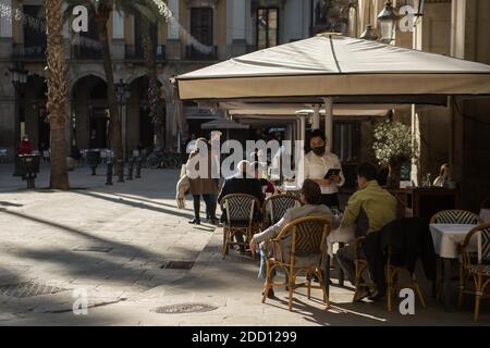 Barcelone, Espagne. 23 novembre 2020. Les personnes dînant à l'extérieur d'un restaurant à Barcelone.Catalonia rouvre des bars et des restaurants après plus d'un mois de fermeture en raison des mesures de restriction du coronavirus. Crédit : SOPA Images Limited/Alamy Live News Banque D'Images