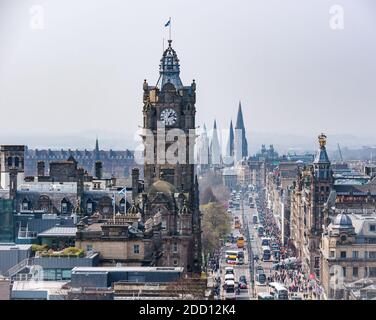 Vue brumeuse de Balmoral Hôtel tour de l'horloge avec les toits de la ville, le centre-ville d'Édimbourg, Écosse, Royaume-Uni Banque D'Images