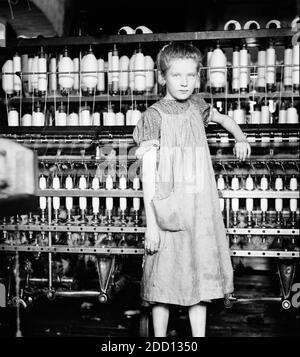 LEWIS HINE (1874-1940) sociologue et photographe américain. Sa légende lit 'Addie Card, 12 ans. Spinner dans North Pormal (mispselt Pownal), Cotton Mill,VT' (Vermont) en 1910. Banque D'Images