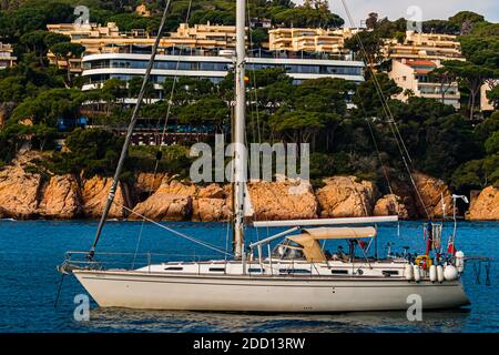 L'Alabriga Hotel & Home Suites est ancré comme un yacht. L'environnement méditerranéen vit du contraste entre les collines vertes de l'arrière-pays et le bleu profond de la Méditerranée à Sant Feliu de Guíxols, Espagne Banque D'Images