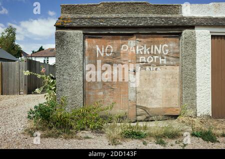 Pas de panneau de stationnement sur les portes de garage dans le Whitstable Kent en Angleterre ROYAUME-UNI Banque D'Images