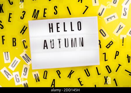 Message Hello Autumn sur la visionneuse sur fond de lettres éparpillées de alphabet Banque D'Images