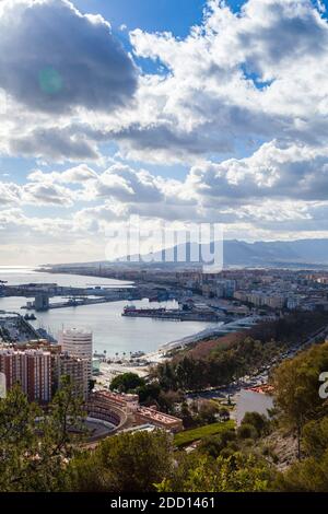 Malaga Espagne port, une vue de Castillo de Gibraltar Banque D'Images