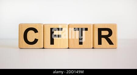 CFTR concept médical. Cubes en bois avec l'inscription « CFTR - régulateur transmembranaire de fibrose kystique ». Magnifique fond blanc. Copier l'espace. Banque D'Images