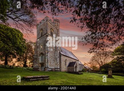 Lever du soleil à l'église Sainte-Marie-la-Vierge à Kensworth, Bedfordshire, Royaume-Uni. Banque D'Images