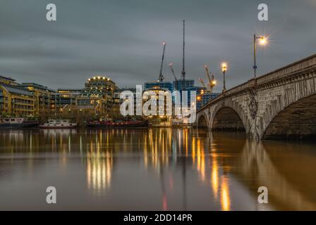 Pont de Kew la nuit Banque D'Images