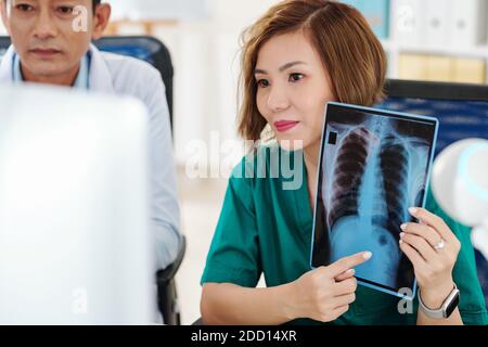 Collègue de travail en vidéoconférence avec un chirurgien Banque D'Images