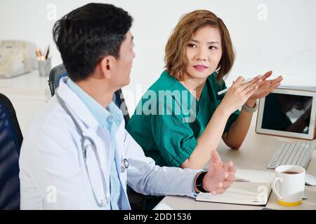 Parler des médecins vietnamiens Banque D'Images