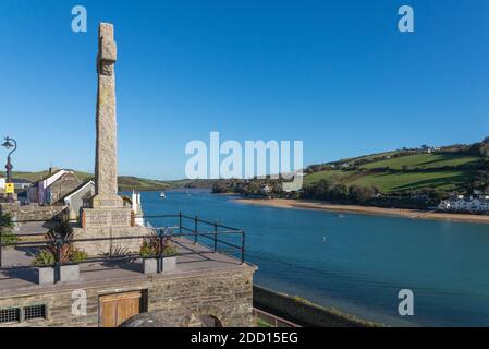 Le War Memorial surplombe l'estuaire dans la populaire ville de Salcombe, Devon, au Royaume-Uni Banque D'Images