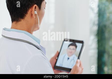 Médecin effectuant un appel vidéo Banque D'Images