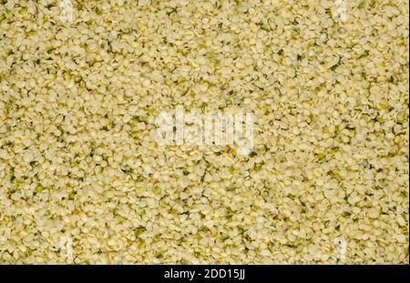 Graines de chanvre décortiquées. Surface et arrière-plan des hempsees crues et comestibles. Cannabis sativa, riche en protéines complètes et une grande source de fer. Banque D'Images