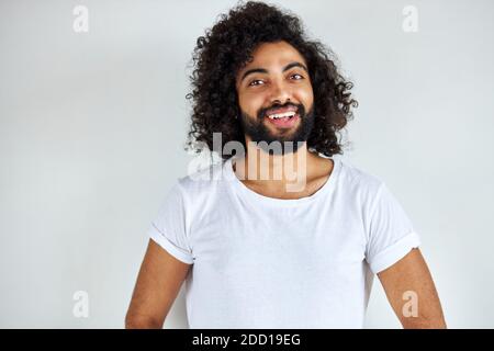 un homme arabe indien agréable en chemise regardant l'appareil photo, a un regard amical, un gars ouvert d'esprit isolé sur fond blanc Banque D'Images