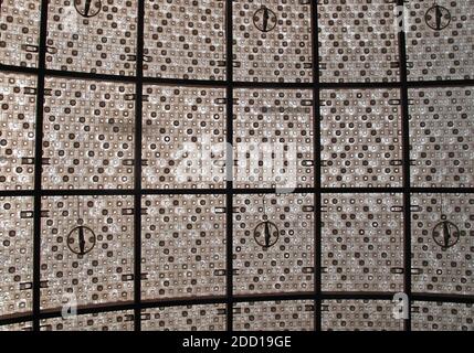 Vue sur le mur d'un bâtiment écologique, construit à partir de bouteilles en plastique recyclées Taipei, Taïwan Avril 2013 Banque D'Images