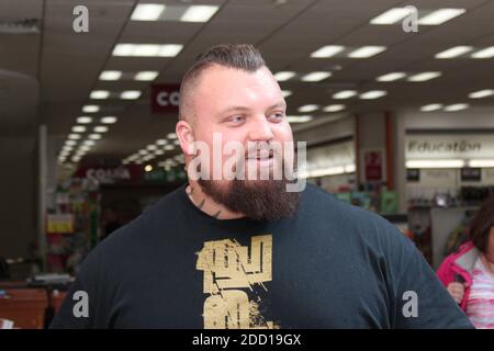 Eddie Hall The strongmen, WH Smith Chester. Signature de son livre Eddie The Beast Hall crédit : Mike Clarke / Alamy stock photos Banque D'Images