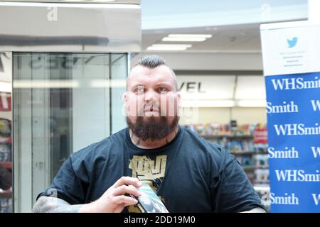 Eddie Hall The strongmen, WH Smith Chester. Signature de son livre Eddie The Beast Hall crédit : Mike Clarke / Alamy stock photos Banque D'Images