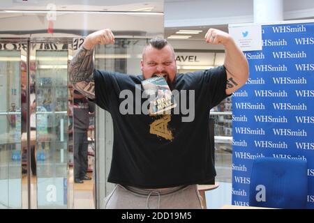 Eddie Hall The strongmen, WH Smith Chester. Signature de son livre Eddie The Beast Hall crédit : Mike Clarke / Alamy stock photos Banque D'Images