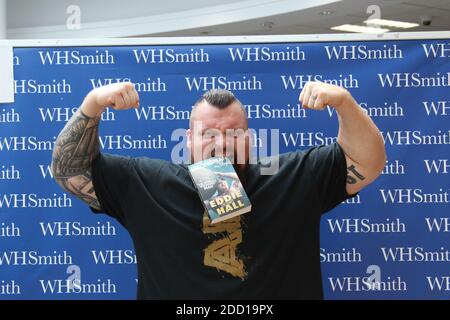 Eddie Hall The strongmen, WH Smith Chester. Signature de son livre Eddie The Beast Hall crédit : Mike Clarke / Alamy stock photos Banque D'Images