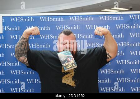 Eddie Hall The strongmen, WH Smith Chester. Signature de son livre Eddie The Beast Hall crédit : Mike Clarke / Alamy stock photos Banque D'Images