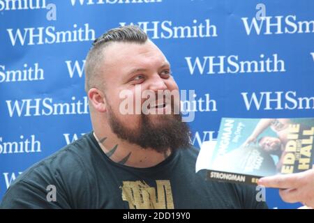 Eddie Hall The strongmen, WH Smith Chester. Signature de son livre Eddie The Beast Hall crédit : Mike Clarke / Alamy stock photos Banque D'Images