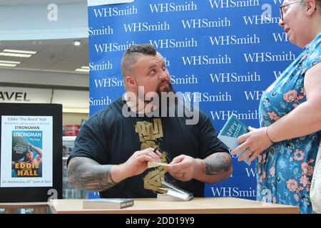 Eddie Hall The strongmen, WH Smith Chester. Signature de son livre Eddie The Beast Hall crédit : Mike Clarke / Alamy stock photos Banque D'Images