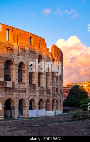 Le symbole emblématique de la Rome impériale - Colosseum au coucher du soleil - ovale amphithéâtre romain ruines - Rome, Italie Banque D'Images