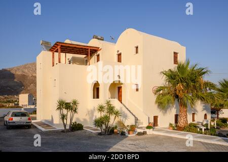 Santorini, Grèce - 16 septembre 2020 : Villa d'été grecque à Perissa sur le côté sud de l'île de Santorini Banque D'Images