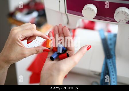 Femme choisissant la couleur appropriée Banque D'Images