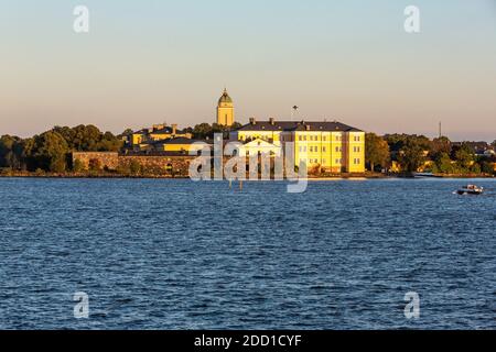 L'Académie navale de Suomenlinna vue du ferry à Tallinn en quittant Helsinki, Finlande Banque D'Images