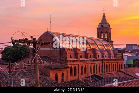 Toit et tour de l'église Merced au lever du soleil, Santa Cruz de la Sierra, Bolivie. Banque D'Images