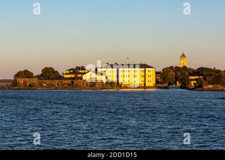 L'Académie navale de Suomenlinna vue du ferry à Tallinn en quittant Helsinki, Finlande Banque D'Images