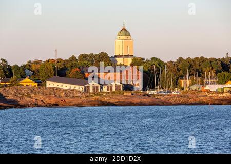 Vue sur l'église de Suomenlinna depuis le ferry jusqu'à Tallinn en quittant Helsinki, Finlande Banque D'Images