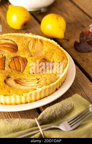 Tarte aux poires délicieuse aux poires jaunes sur fond de bois, de style rustique Banque D'Images