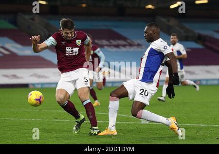 James Tarkowski de Burnley (à gauche) bloque un effort de Christian Benteke du Crystal Palace lors du match de la Premier League à Turf Moor, Burnley. Banque D'Images