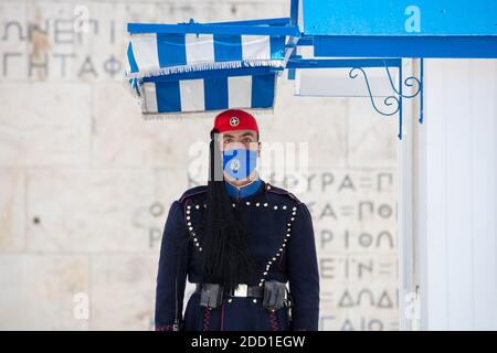 Athènes Grèce, 19 novembre 2020. La garde présidentielle tsolias evzonas portant le masque de protection COVID 19 devant le Parlement grec. Touri Banque D'Images